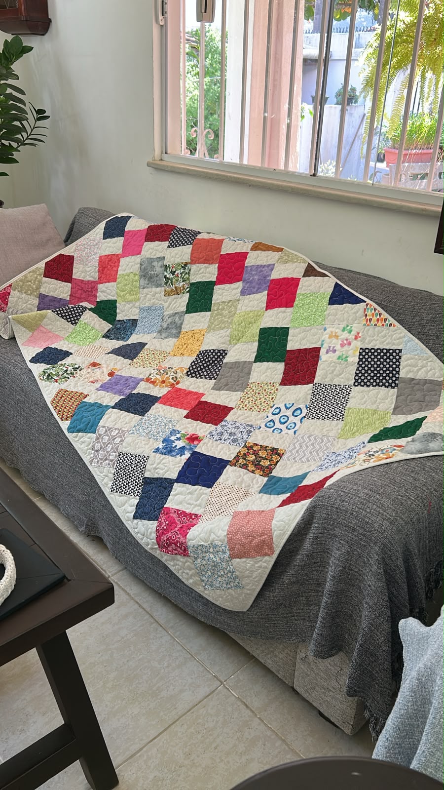 Concorra a uma manta artesanal feita de patchwork