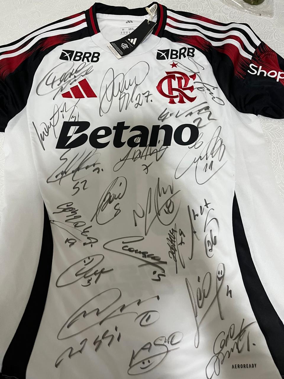 Concorra a uma camisa oficial do Flamengo autografada pelo elenco de 2026!